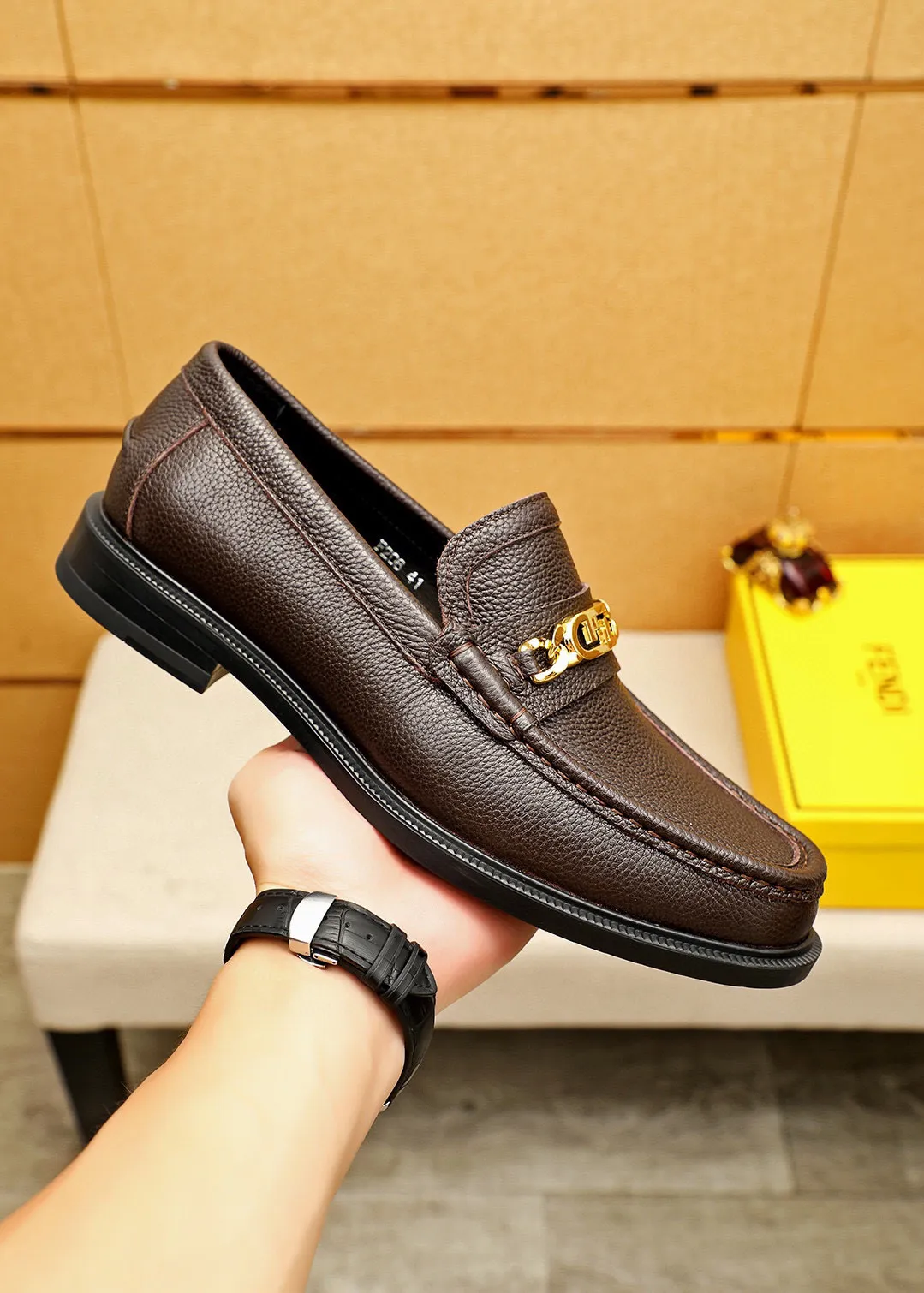 Men's shoes 💰460 💐 Product trademark: FENDI [Fendi] casual leather shoes Regular size: 38-44 (45🉑️customized) Product materials: Selected imported first-layer pebbled cowhide leather upper + luxury hardware buckle, imported cowhide lining. Strong three-dimensional visual effect, rubber outsole Color: 3⃣️colors available